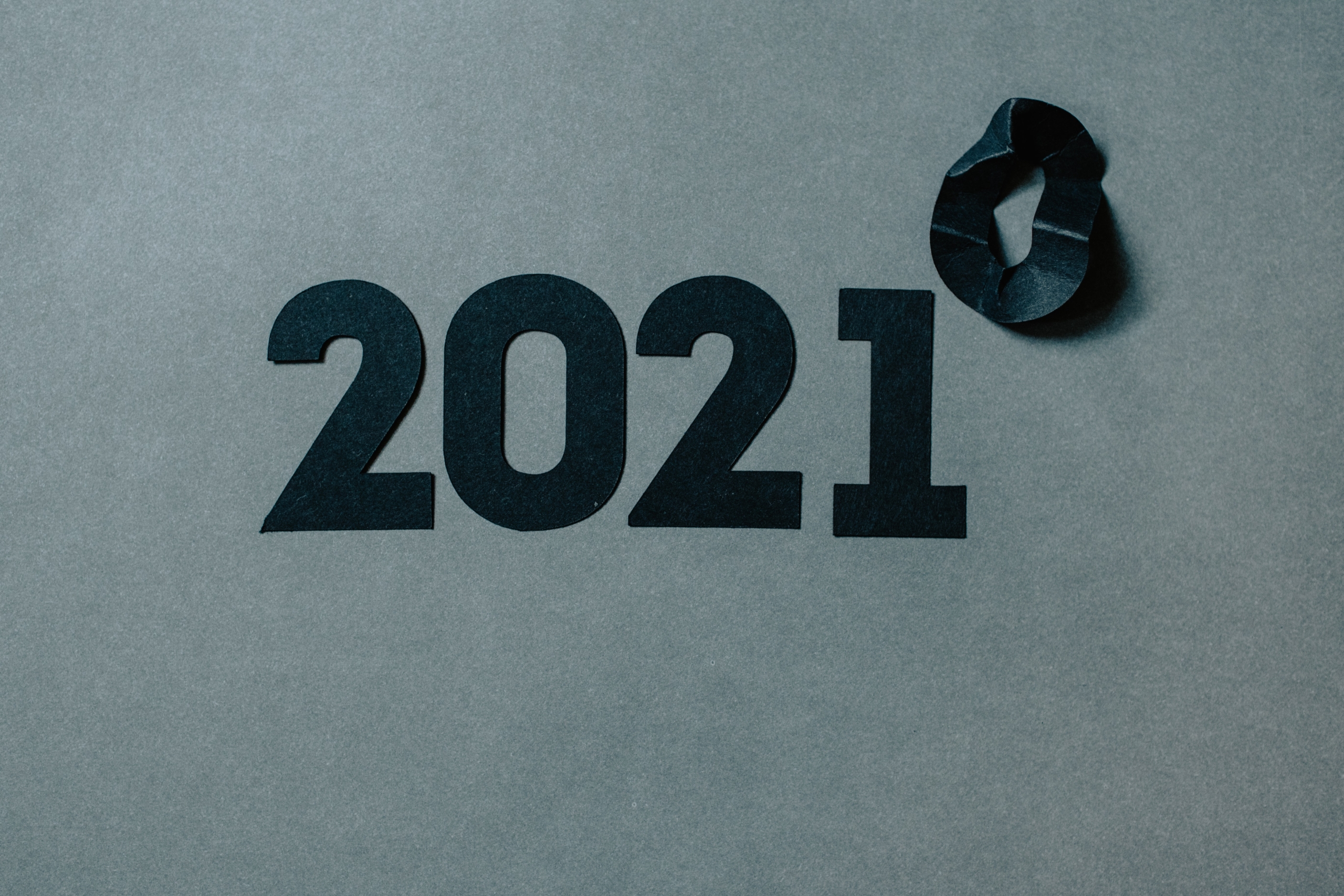 2021 written in paper letters